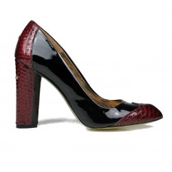 zapatos de salón charol negro.10