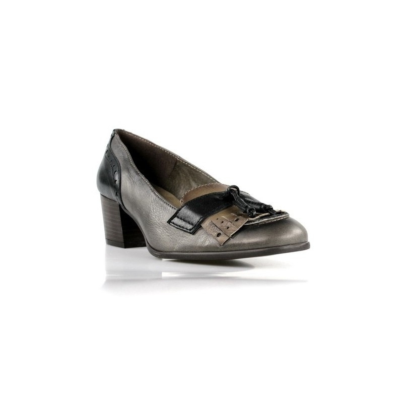 zapatos grises con flecos . 15034