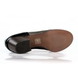 zapatos grises con flecos . 15034