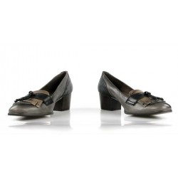 zapatos grises con flecos . 15034