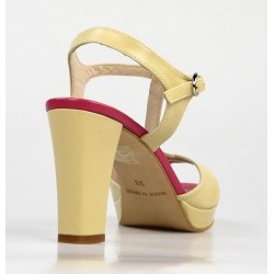 sandalias beige con tacón cuadrado 51