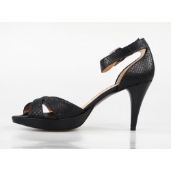 sandalia negra con pulsera 326