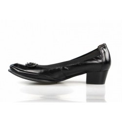 zapatos negros de piel.  x287