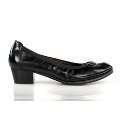zapatos negros de piel.  x287