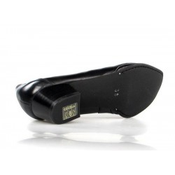 zapatos negros de piel.  x287
