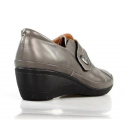 zapatos de piel gris con cuña . x308
