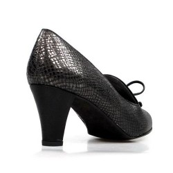 zapatos grises con lazo.175