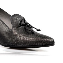 zapatos grises con lazo.175