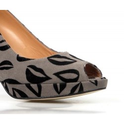 peep toe  gris . labios 