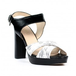 Sandalias negras con tiras blancas.ma11