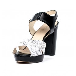 Sandalias negras con tiras blancas.ma11