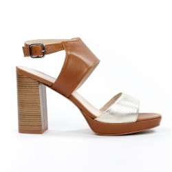 Sandalias color cuero con tira dorada.ma23