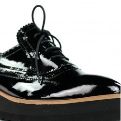 Zapatos de charol cuña ligera.50022