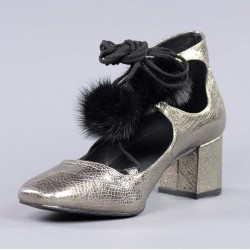Zapatos con cordones y pompones.60139