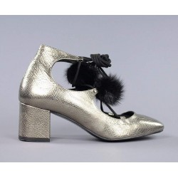 Zapatos con cordones y pompones.60139