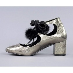 Zapatos con cordones y pompones.60139