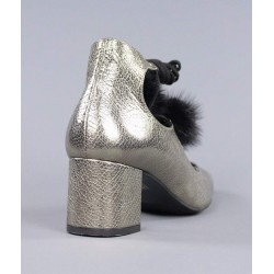 Zapatos con cordones y pompones.60139
