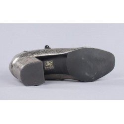 Zapatos con cordones y pompones.60139