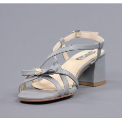 Sandalia gris.18he11