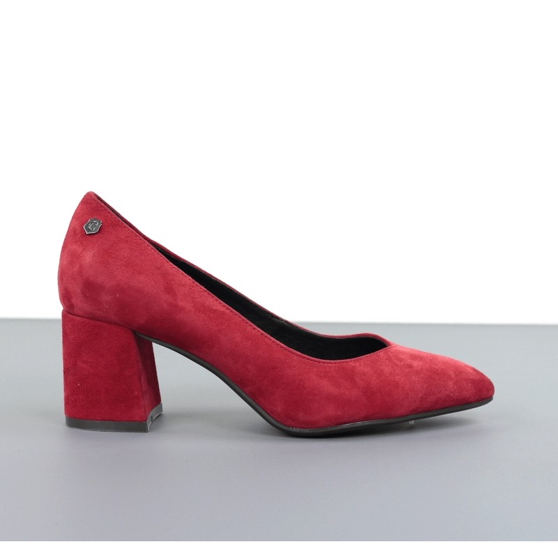 de zapatos en salones rojos de calzado de muestrario