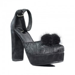 Zapatos negros con pompón.el10