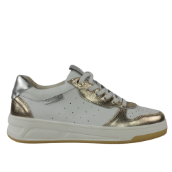 Carmela zapatillas blancas...