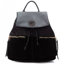 Carmela mochila negra...