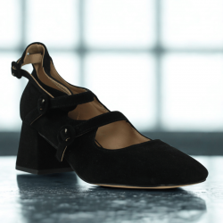 Alma en pena zapatos negros...
